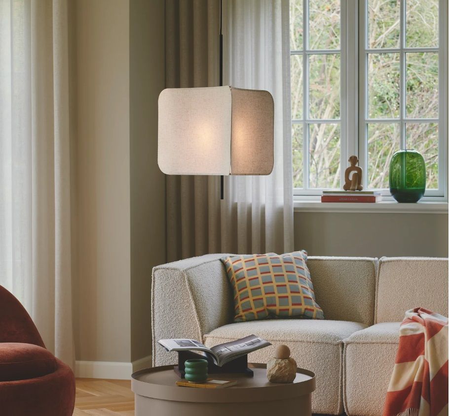 Wisząca lampa Tinto z beżowym, trójkątnym abażurem