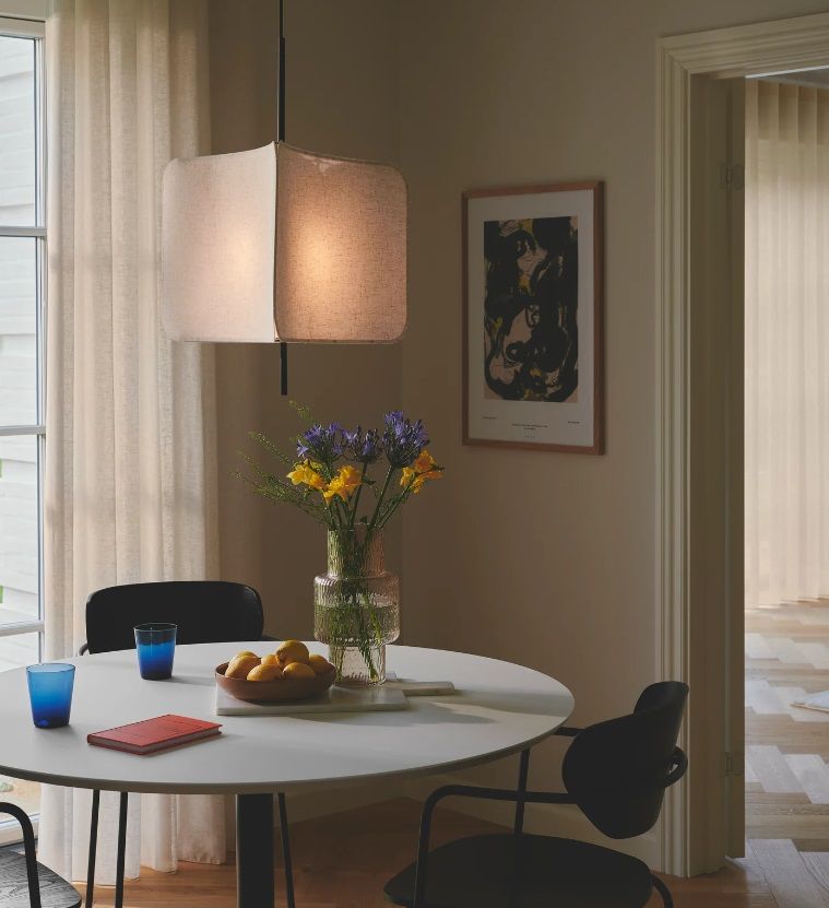 Wisząca lampa Tinto z beżowym, trójkątnym abażurem