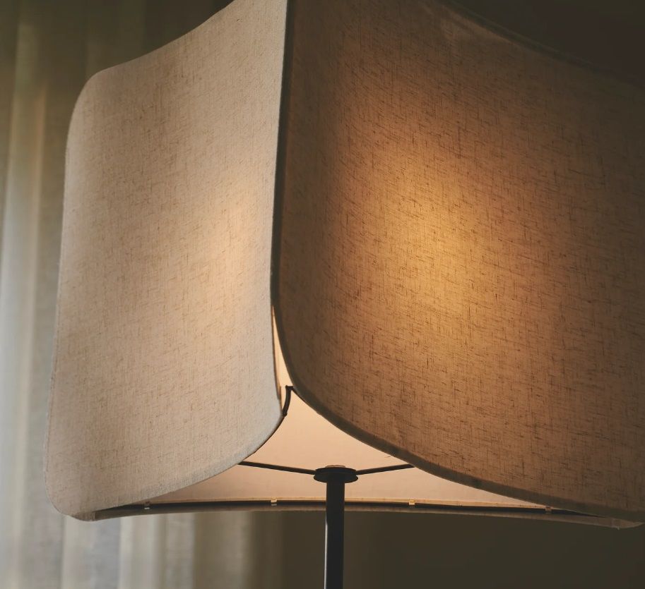 Wisząca lampa Tinto z beżowym, trójkątnym abażurem