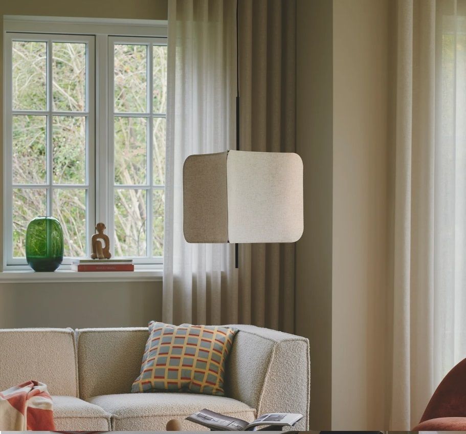 Wisząca lampa Tinto z beżowym, trójkątnym abażurem