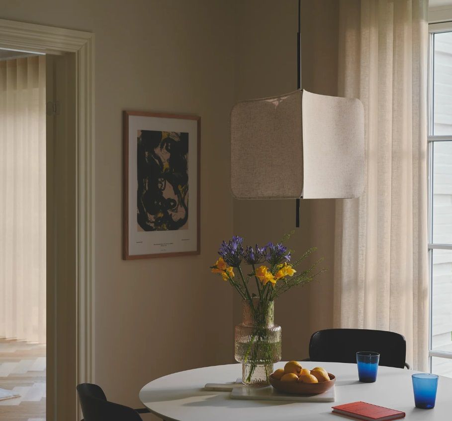 Wisząca lampa Tinto z beżowym, trójkątnym abażurem