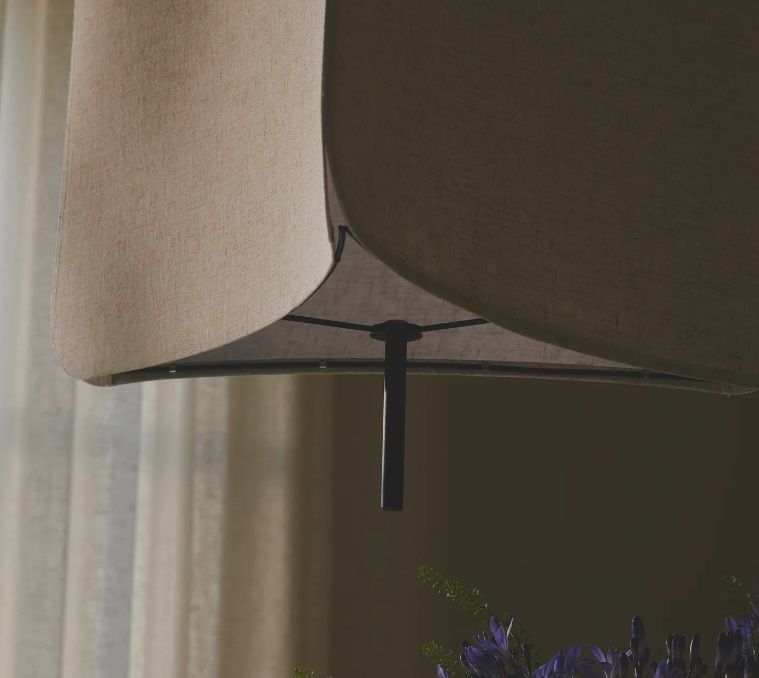 Wisząca lampa Tinto z beżowym, trójkątnym abażurem