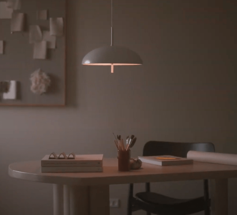 Wisząca lampa Versale 35 w odcieniu cappuccino od DFTP