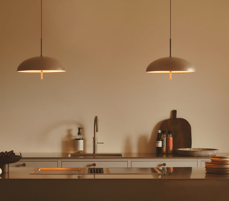 Wisząca lampa Versale 35 w odcieniu cappuccino od DFTP