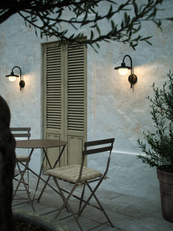 Zewnętrzna lampa ścienna Berlo z białym kloszem w kształcie kuli od Nordlux w kolorze czarnym