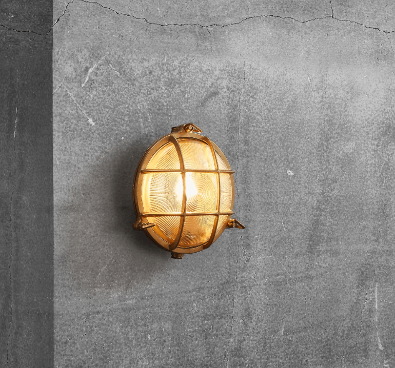 Zewnętrzny kinkiet Retro Polperro w mosiężnym wykończeniu o klasie szczelności IP64