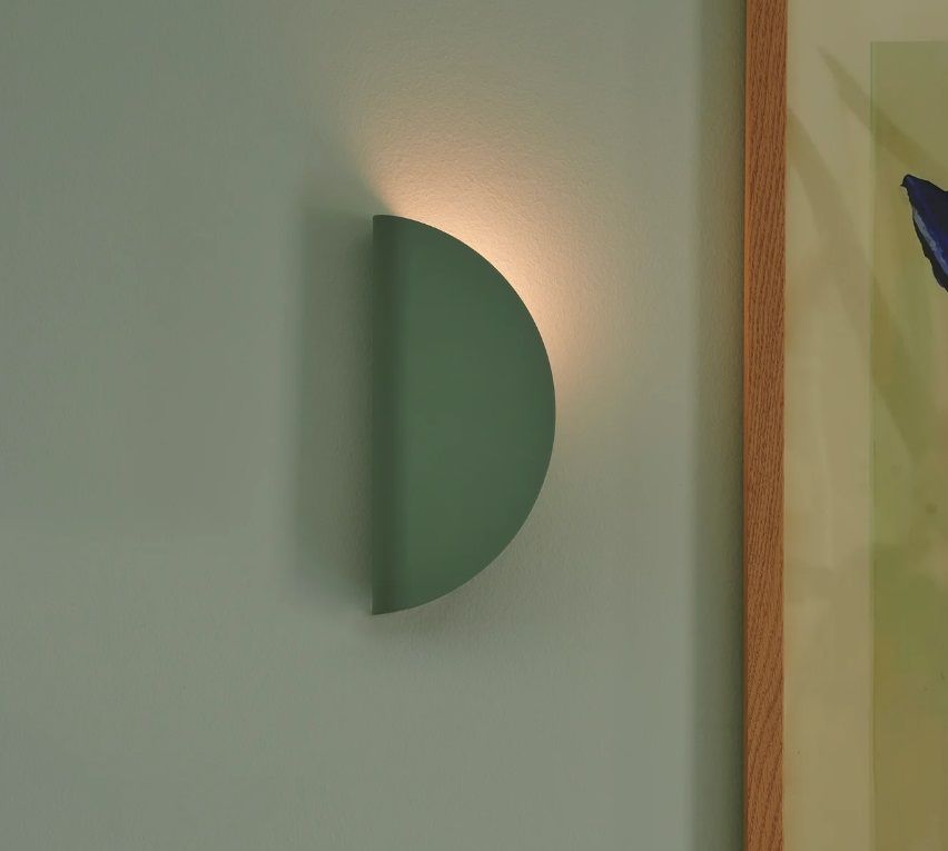 Zielony kinkiet Model 2110 Nordlux o zakrzywionej formie przypominającej taco