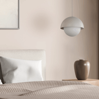 Beżowa lampa wisząca Bono TK z mleczną kulą i ozdobną kopułą o średnicy 27 cm