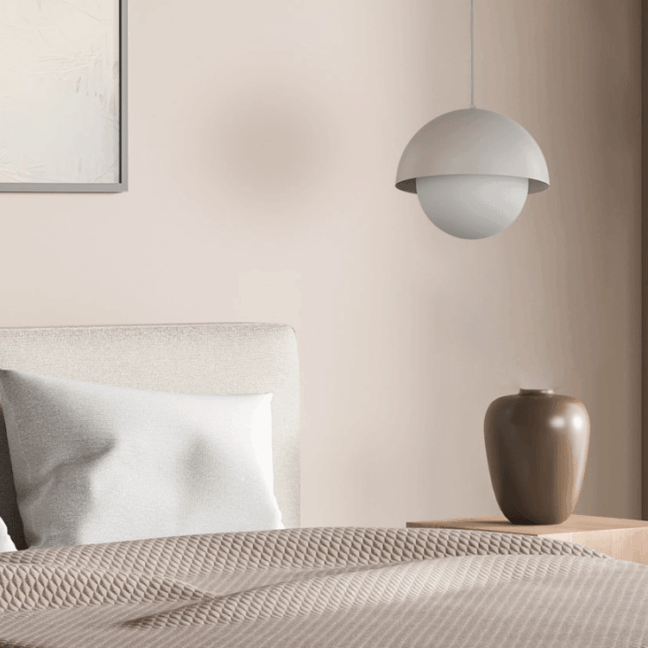 Beżowa lampa wisząca Bono TK z mleczną kulą i ozdobną kopułą o średnicy 27 cm