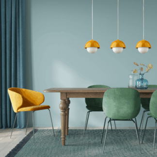 Żółta lampa wisząca na szynie z modelem Bono TK z czterema szklanymi kulami