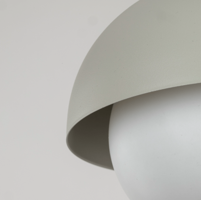 Beżowa lampa wisząca Bono TK z mleczną kulą i ozdobną kopułą o średnicy 27 cm