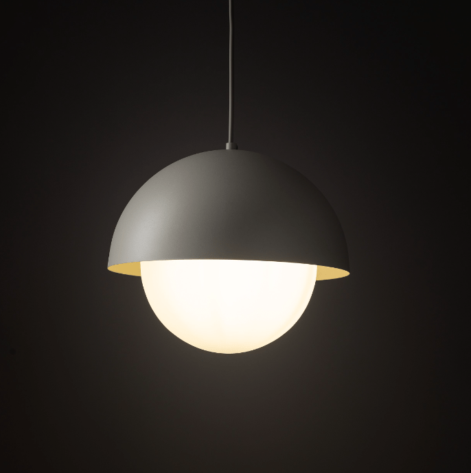 Beżowa lampa wisząca Bono TK z mleczną kulą i ozdobną kopułą o średnicy 27 cm
