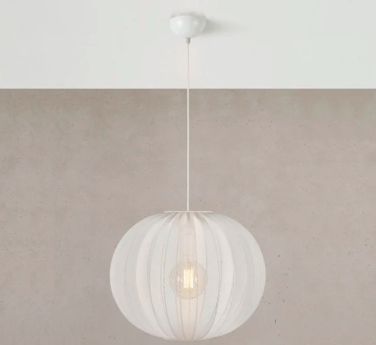 Biały ażurowy żyrandol Florence 50 do sypialni – lekki i stylowy abażur.