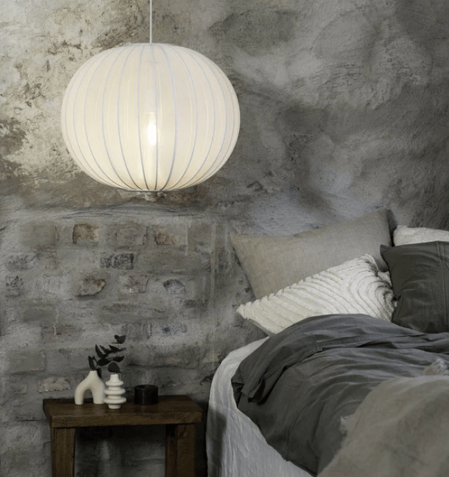 Biały ażurowy żyrandol Florence 50 do sypialni – lekki i stylowy abażur.