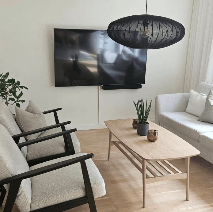 Czarna wisząca lampa Florence 75 z ażurowym kloszem w stylu japandi