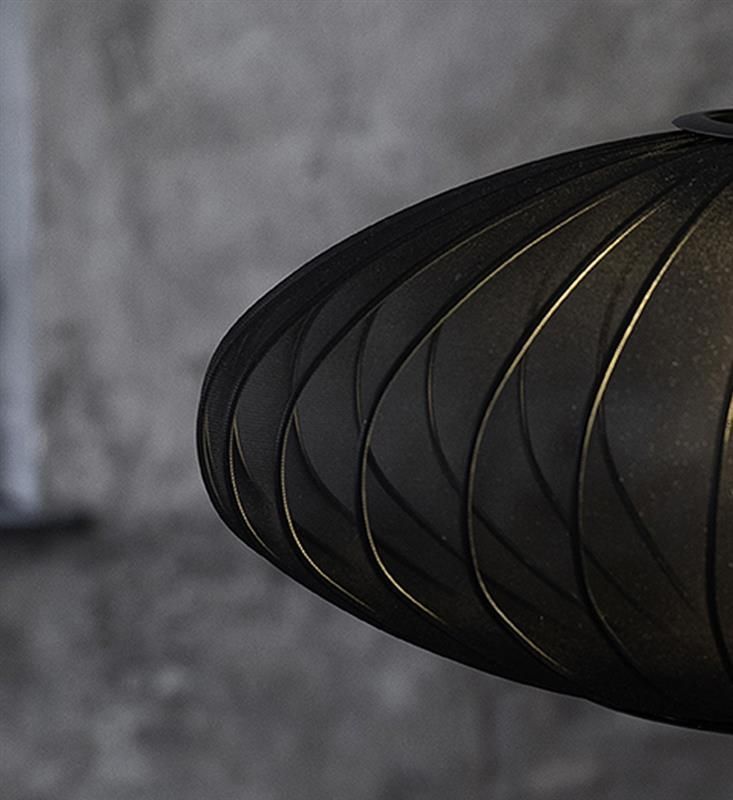 Czarna wisząca lampa Florence 75 z ażurowym kloszem w stylu japandi