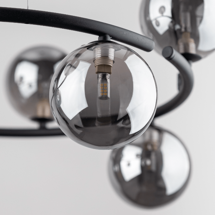 Czarny żyrandol Anabelle 8 z szarymi szklanymi kulami