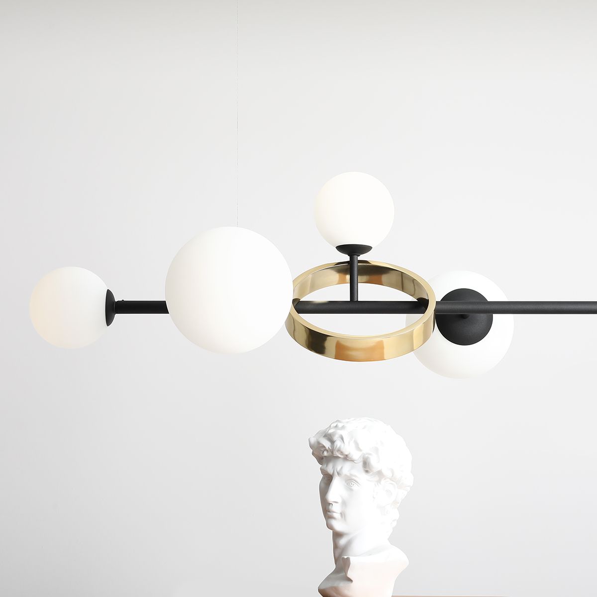 Czarna wisząca lampa Dione 6 z eleganckimi szklanymi kloszami na listwie