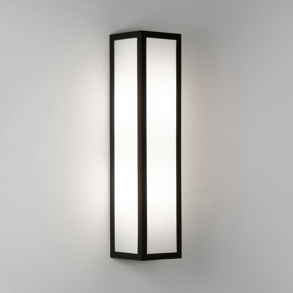 Nowoczesny kinkiet Salerno od Astro Lighting w czarnym, teksturowanym szkle o klasie szczelności IP44