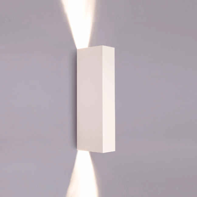 Biały kinkiet Malmo o geometrycznym designie, emitujący światło w górę i w dół