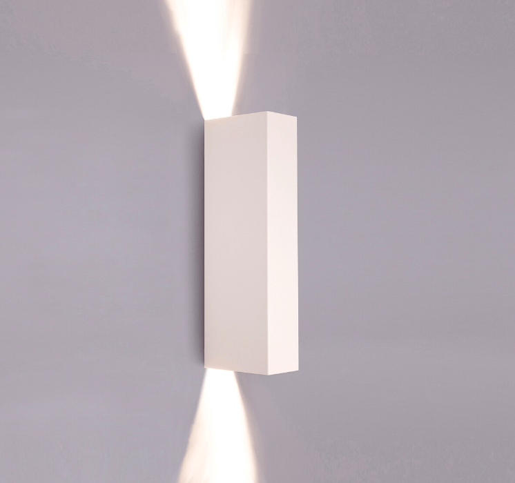 Biały kinkiet Malmo o geometrycznym designie, emitujący światło w górę i w dół