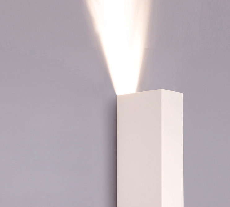 Biały kinkiet Malmo o geometrycznym designie, emitujący światło w górę i w dół