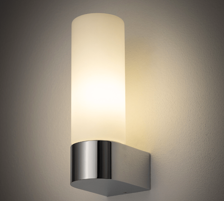 Chromowany kinkiet Natalie z mlecznym szklanym kloszem do lustra