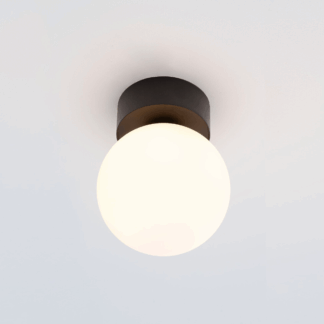 Czarna sufitowa lampa Kier S z białym kloszem w kształcie kuli