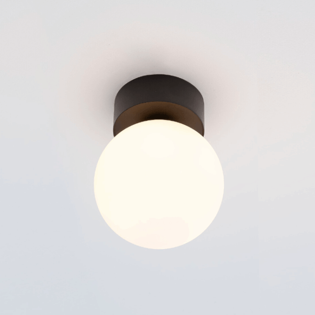 Czarna sufitowa lampa Kier S z białym kloszem w kształcie kuli