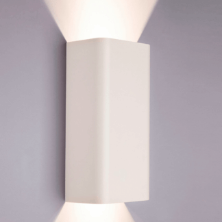 Biały kinkiet Bergen o prostokątnym kształcie, zapewniający dekoracyjne oświetlenie