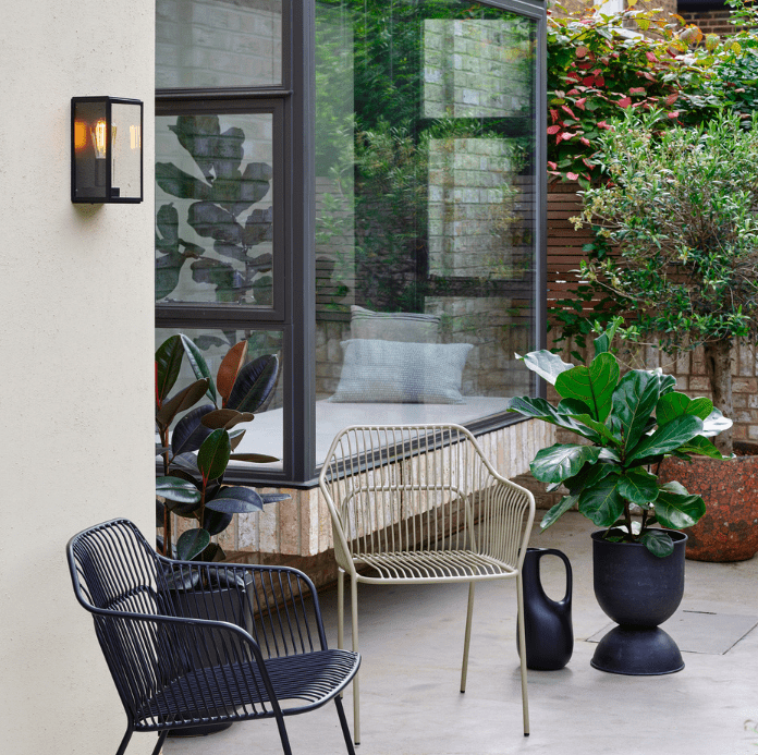 Szklany, czarny kinkiet zewnętrzny Homefield od Astro Lighting o klasie szczelności IP44