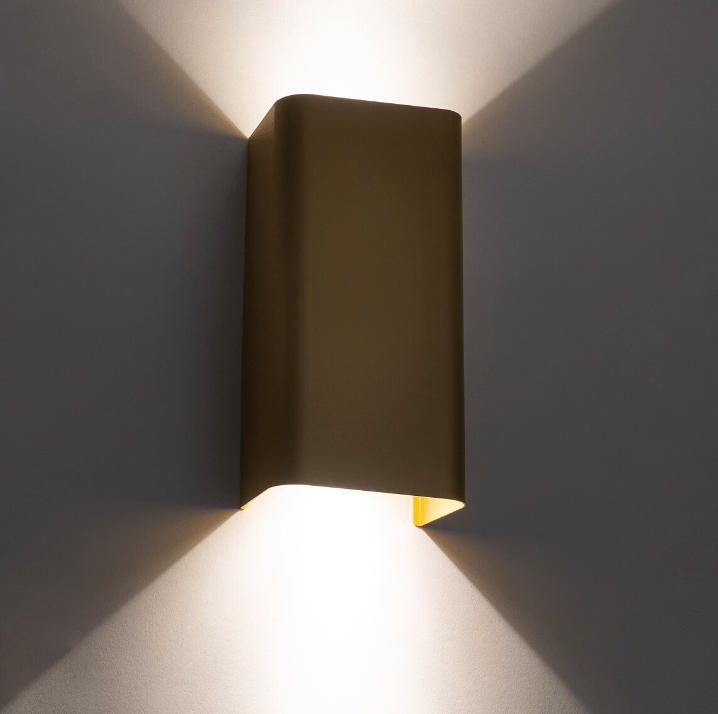 Złoty kinkiet Bergen o prostokątnym kształcie, emitujący dekoracyjne światło w górę i w dół