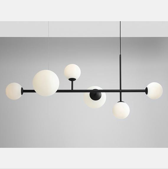 Czarna wisząca lampa Dione 6 z eleganckimi szklanymi kloszami na listwie