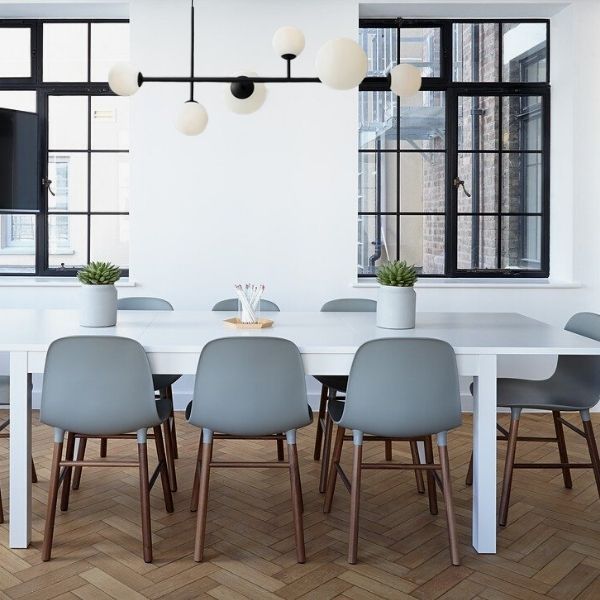 Czarna wisząca lampa Dione 6 z eleganckimi szklanymi kloszami na listwie