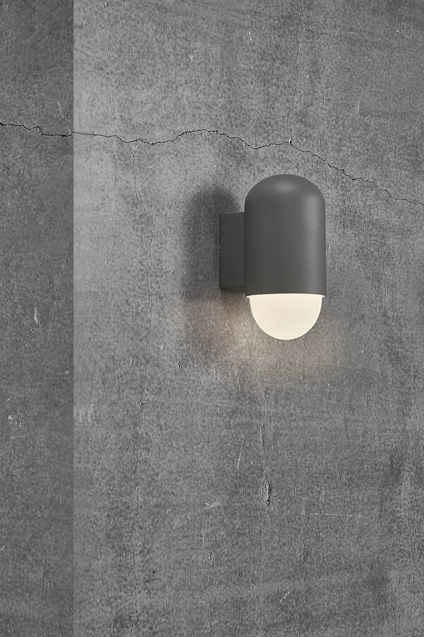 OUTLET Szary kinkiet Heka z mlecznym kloszem i klasą szczelności IP44