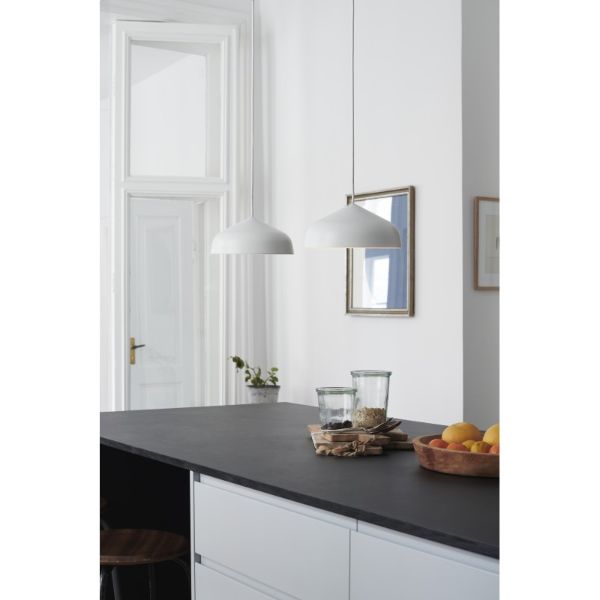 OUTLET Biała wisząca lampa LED Fura od DFTP z szerokim kloszem