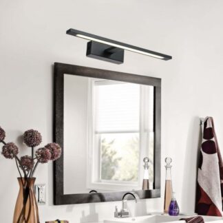 Czarny kinkiet łazienkowy Isla LED nad lustrem z funkcją CCT i klasą szczelności IP44. Nowoczesna, podłużna lampa oświetlająca umywalkę w jasnej łazience. Idealne oświetlenie do makijażu i codziennej pielęgnacji.
