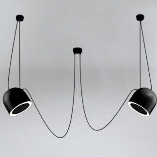 2-punktowa lampa wisząca Dobo w czarnym kolorze z efektownymi kloszami na elastycznych przewodach. Nowoczesne oświetlenie sufitowe typu pająk z regulacją kierunku światła. Stylowy design do współczesnych wnętrz.