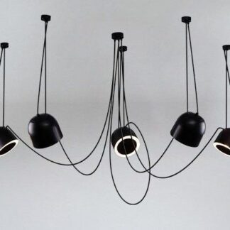 Czarny żyrandol pająk z spięcioma kloszami w kształcie bębnów zawieszonymi na długich przewodach.