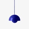 Niewielka wisząca lampa Flowerpot VP1 w kolorze kobaltowym o średnicy 23 cm
