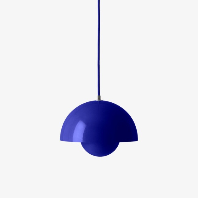 Niewielka wisząca lampa Flowerpot VP1 w kolorze kobaltowym o średnicy 23 cm