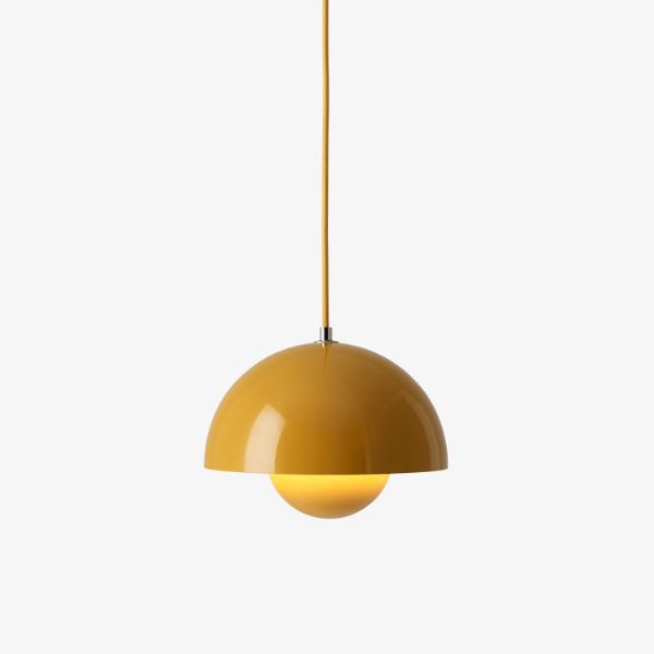 Wisząca lampa Flowerpot VP1 w kolorze musztardowym o średnicy 23 cm