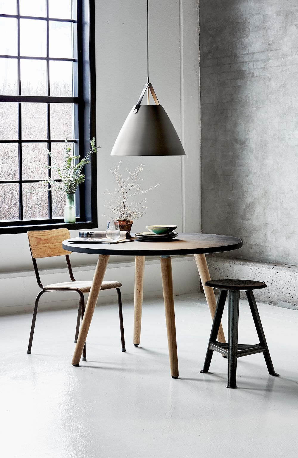 Wyprzedaż! Srebrna lampa wisząca Strap 48 od DFTP z dużym kloszem