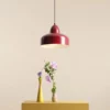 Czerwona wisząca lampa Como to nowoczesny, kompaktowy klosz z kolekcji Artera Colours