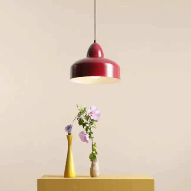 Czerwona wisząca lampa Como to nowoczesny, kompaktowy klosz z kolekcji Artera Colours