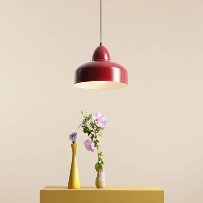 Czerwona wisząca lampa Como to nowoczesny, kompaktowy klosz z kolekcji Artera Colours