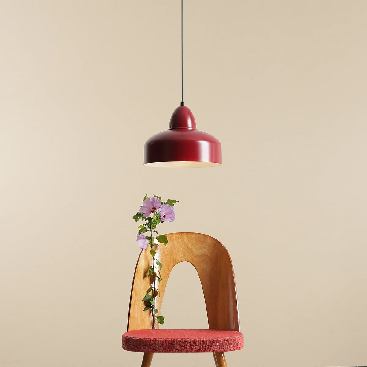 Czerwona wisząca lampa Como to nowoczesny, kompaktowy klosz z kolekcji Artera Colours