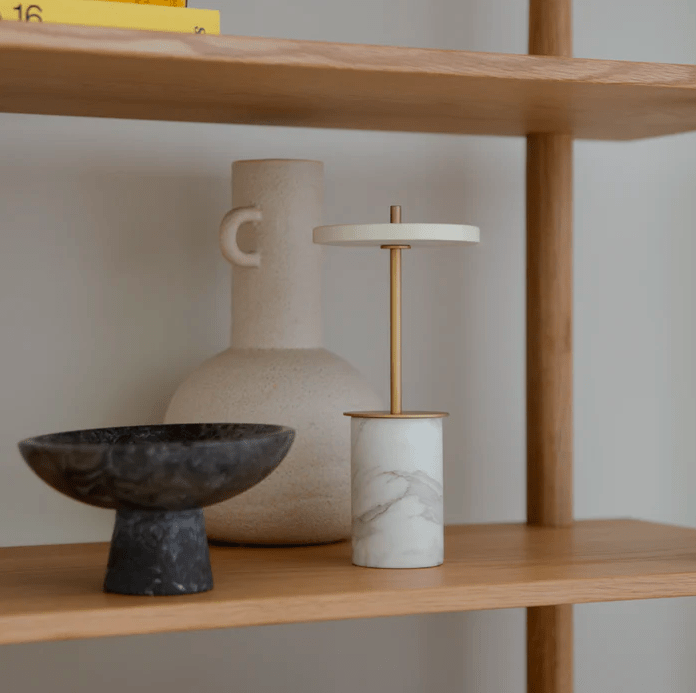 Bezprzewodowa lampka stołowa LED Asteria Move Mini z białego marmuru