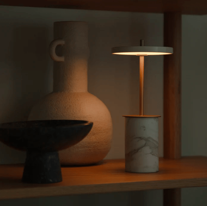 Bezprzewodowa lampka stołowa LED Asteria Move Mini z białego marmuru