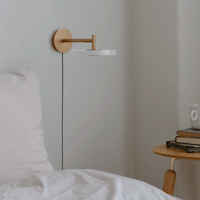 Nowoczesny biało-złoty kinkiet LED Asteria Wall z płaskim, ruchomym kloszem